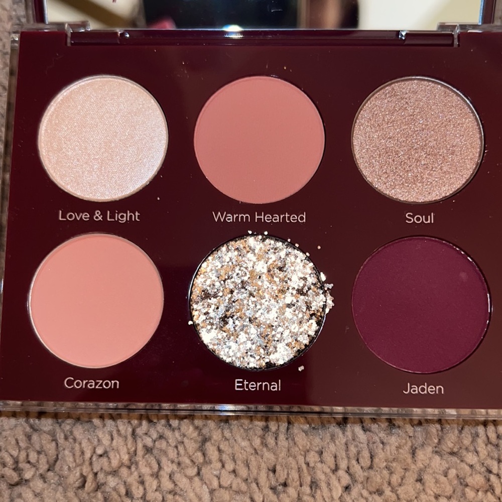NEW Dominique “Unconditional Palette” eyeshadow